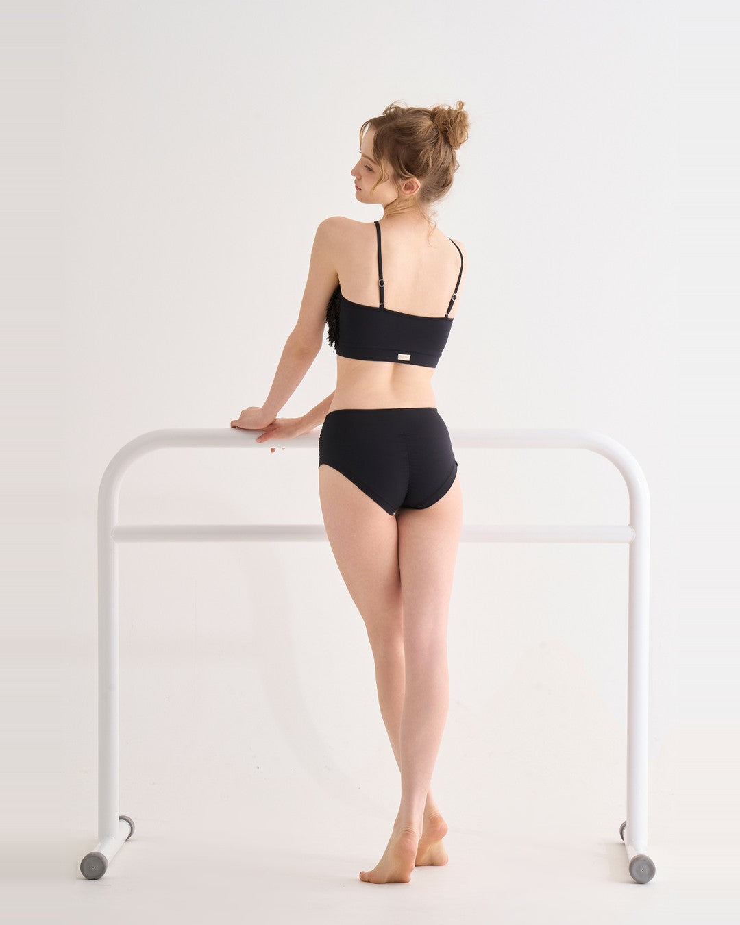 HOT HAN Swan Lace Set ブラック 後ろ全身